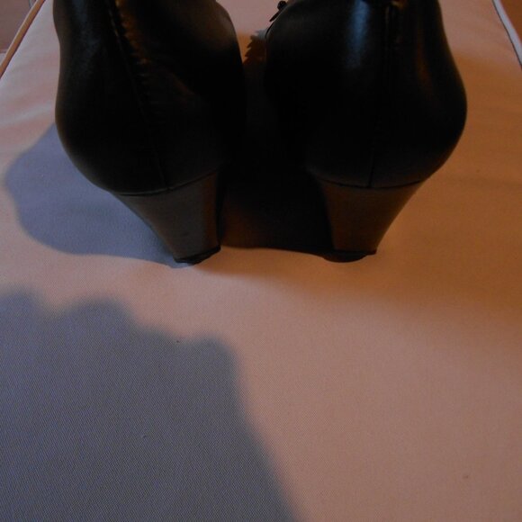 KENNETH COLE BLACK EMBELLISHED OPEN TOE WEDGE SHOE RIGHT SHOE 7M LEFT SHOE 7.5M - Picture 5 of 10